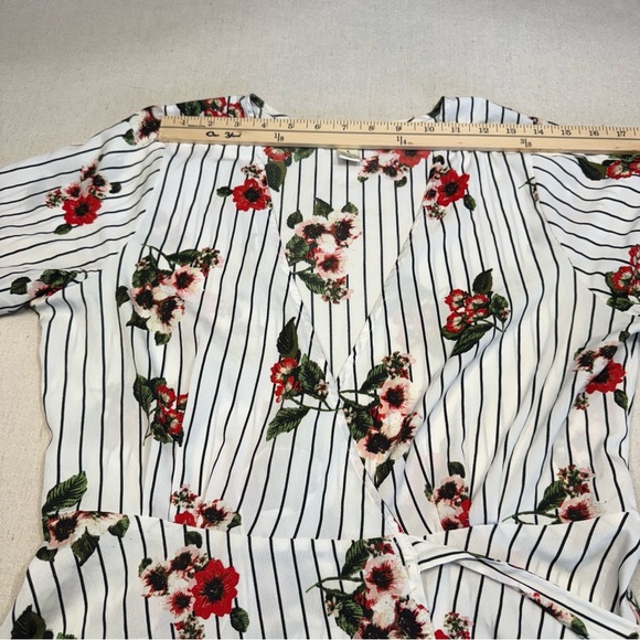 Midnight Sky - Floral Wrap Top - White with Red Flowers - Size Large - Picture 8 of 11